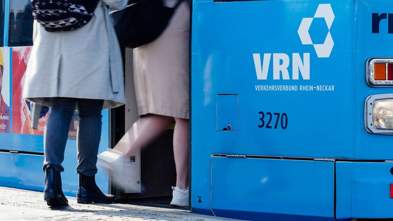 Fahrgäste steigen in VRN-Straßenbahn (Foto: dpa Bildfunk, picture alliance/dpa | Uwe Anspach)