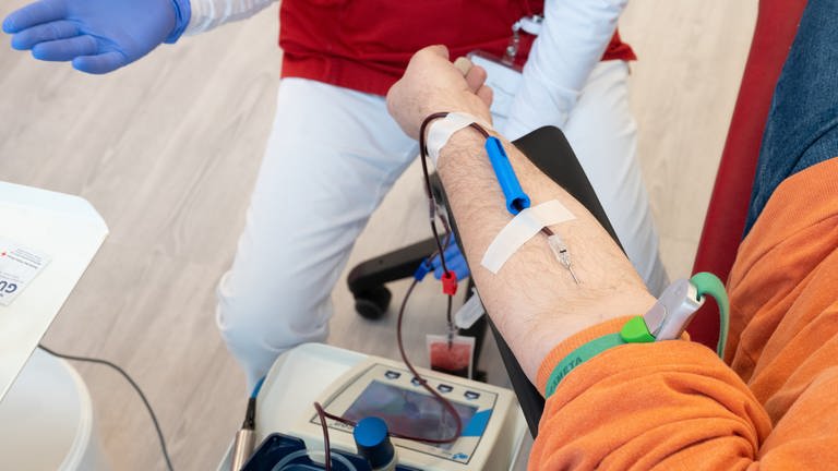 Arm eines Blutspenders mit Nadel und Blutbeutel (Foto: picture-alliance / Reportdienste, picture alliance/dpa | Lena Lachnit)