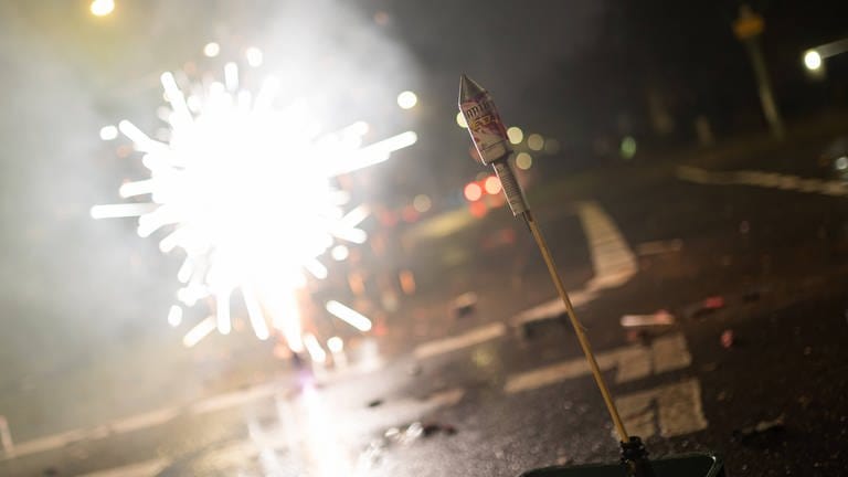 Am 29. Dezember ist der Verkauf von Silvesterfeuerwerk gestartet. Zum Jahreswechsel kann auch in Rheinland-Pfalz wieder geböllert werden - es gibt aber einige Einschränkungen. (Foto: IMAGO, IMAGO / Marius Schwarz)