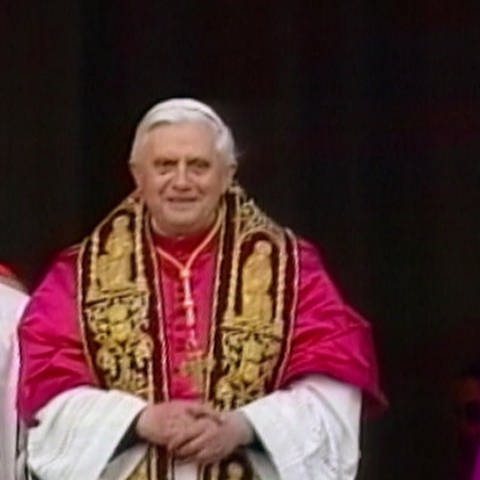 Ratzinger nach seiner Wahl zum Papst (Foto: SWR, SWR)