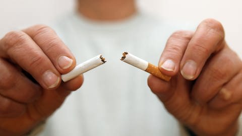 Hände brechen Zigarette durch (Foto: picture-alliance / Reportdienste, picture alliance / CHROMORANGE | Ruediger Rebmann)