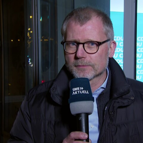 SWR-Reporter Wolfgang Heintz zur Sondersitzung des rheinland-pfälzischen CDU-Vorstands zu Christian Baldauf (Foto: SWR)