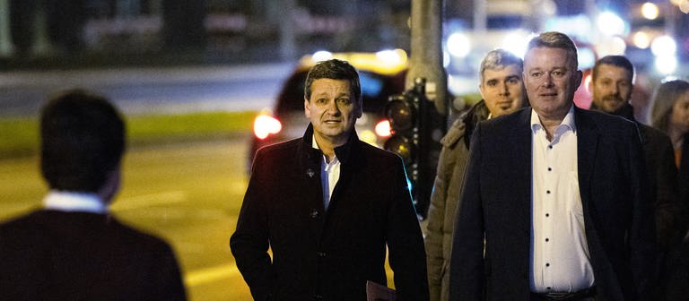 CDU-Fraktionschef Christian Baldauf (l) und Gordon Schnieder auf dem Weg zur Sondersitzung am Abend.  (Foto: dpa Bildfunk, picture alliance/dpa | Hannes P Albert)
