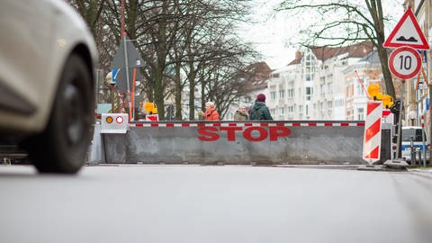 Eine mobile Absperrung soll vor einem Anschlag schützen (Foto: dpa Bildfunk, picture alliance/dpa | Friso Gentsch)