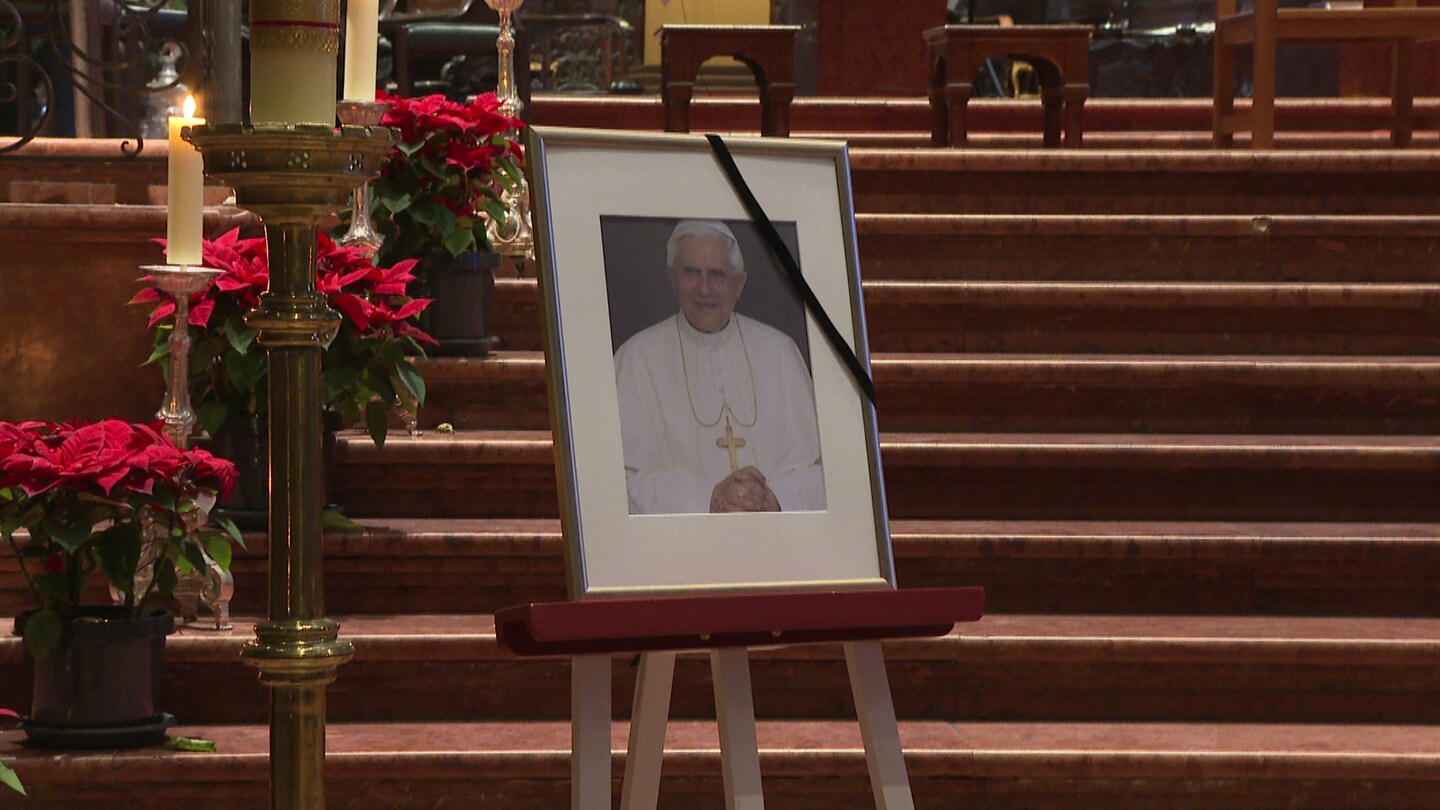 Bild mit dem verstorbenen Papst Benedikt XVI. im Mainzer Dom (Foto: SWR)
