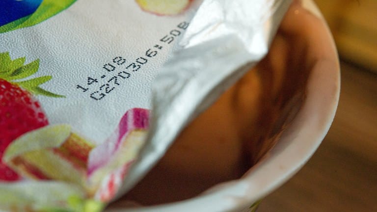 Ein geoeffneter Joghurt mit Mindesthaltbarkeitsdatum (Foto: dpa Bildfunk, picture alliance / dpa Themendienst | Andrea Warnecke)