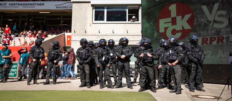 Polizisten bei FCK-Spiel (Foto: picture-alliance / Reportdienste, picture alliance / Eibner-Pressefoto | Eibner-Pressefoto/Alexander Neis)