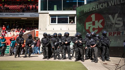 Polizisten bei FCK-Spiel (Foto: picture-alliance / Reportdienste, picture alliance / Eibner-Pressefoto | Eibner-Pressefoto/Alexander Neis)