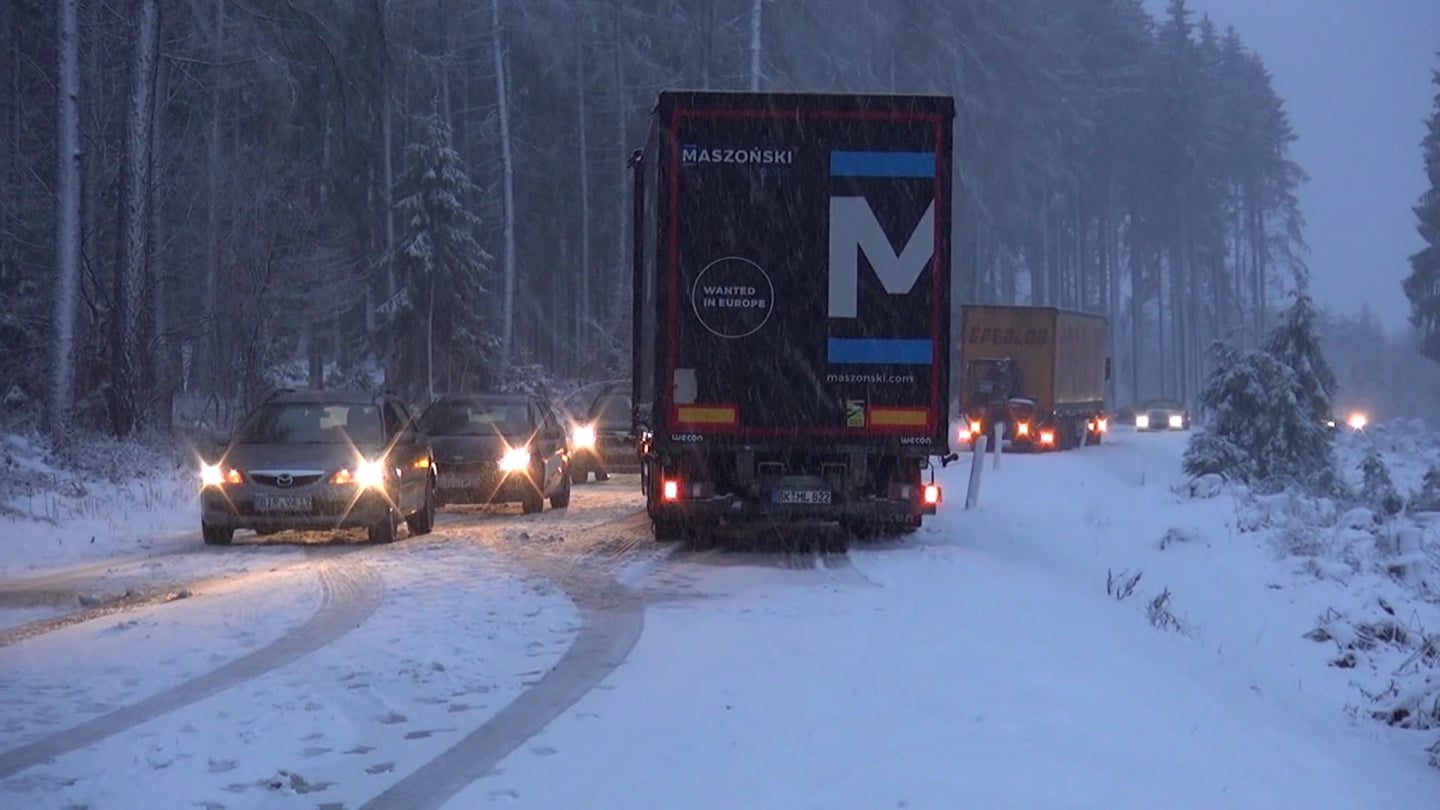 Schnee führt zu Verkehrschaos im Hunsrück (Foto: SWR)