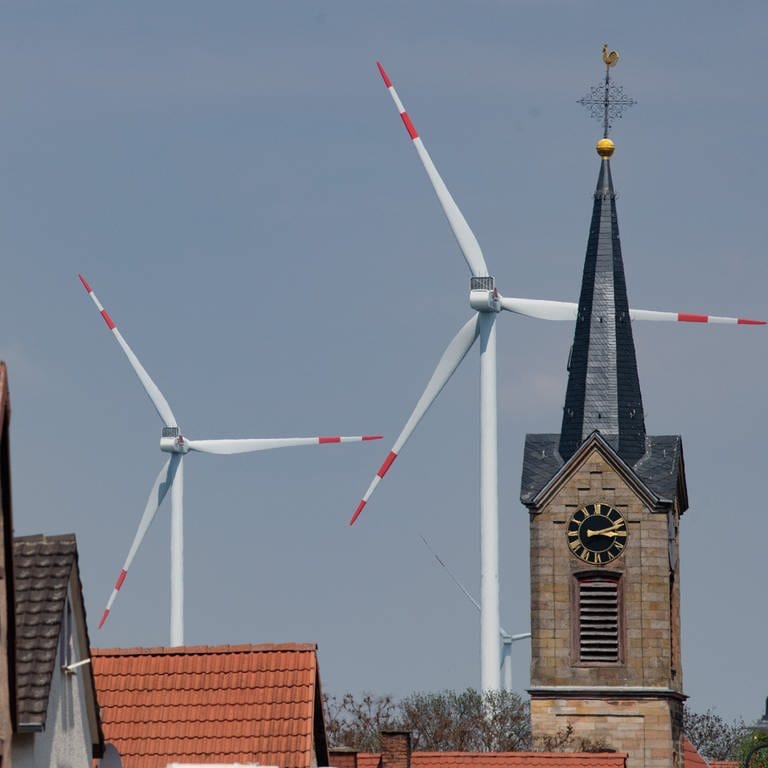 Große Windräder dürfen in Rheinland-Pfalz künftig näher an Wohnsiedlungen gebaut werden (Foto: picture-alliance / Reportdienste, picture alliance/dpa | Boris Roessler)