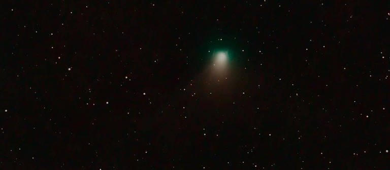 Der grüne Komet - auch bekannt als C2022 E3 - am Nachthimmel (Foto: IMAGO, IMAGO / ZUMA Wire)
