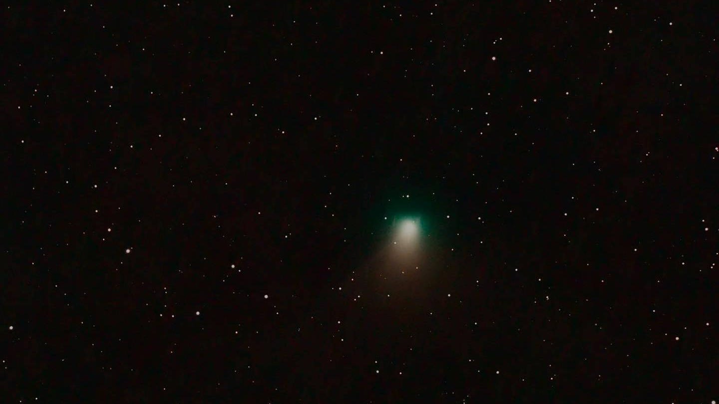 Der grüne Komet - auch bekannt als C2022 E3 - am Nachthimmel (Foto: IMAGO, IMAGO / ZUMA Wire)