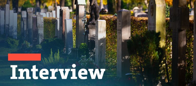 Ein sonnendurchfluteter Friedhof. Wie kann ich trauernden Menschen unterstützen? Ein Interview mit einer Trauerbegleiterin. (Foto: dpa Bildfunk, picture alliance/dpa | Sven Hoppe)