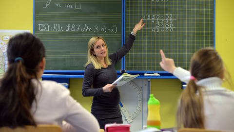An den Schulen in Rheinland-Pfalz fehlen Mathematik-Lehrer (Foto: picture-alliance / Reportdienste, picture alliance / Harald Tittel/ | Harald Tittel)