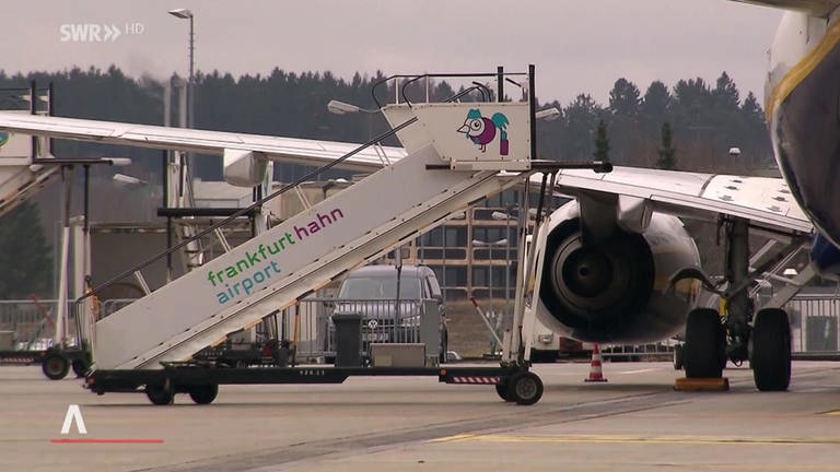 Flugzeug mit Treppe am Flughafen Frankfurt Hahn (Foto: SWR)