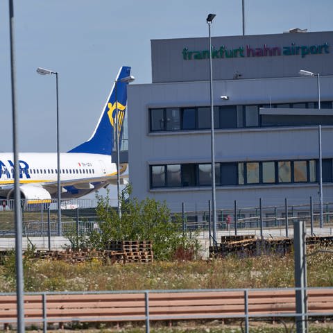 Ryanair-Flugzeug steht vor Passagierterminal am Flughafen Hahn (Foto: dpa Bildfunk, picture alliance/dpa | Thomas Frey)