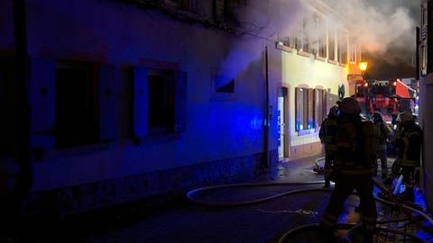 In Sankt Martin (Landkreis Südliche Weinstraße) hat es am Dienstagabend in einer Scheune gebrannt. Das Feuer brach in einem Abstellraum des Gebäudes aus und konnte laut Polizei schnell gelöscht werden. Verletzt wurde niemand. (Foto: Polizeiinspektion Edenkoben)