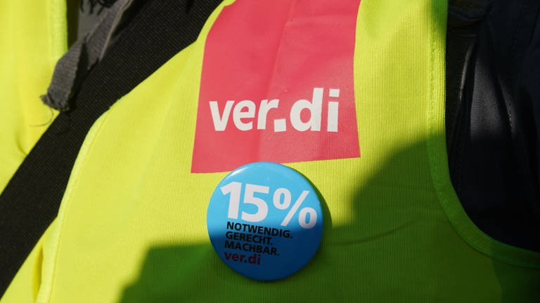 In Düsseldorf beginnt heute die dritte Verhandlungsrunde im Tarifstreit der Post. Ver.di fordert 15 Prozent mehr Lohn für die Beschäftigten. (Foto: picture-alliance / Reportdienste, picture alliance/dpa | Marcus Brandt)