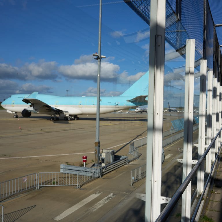 Eine Boeing 747 Frachtmaschine steht auf dem Vorfeld des Flughafens Hahn (Archivbild).  (Foto: dpa Bildfunk, picture alliance/dpa | Thomas Frey)