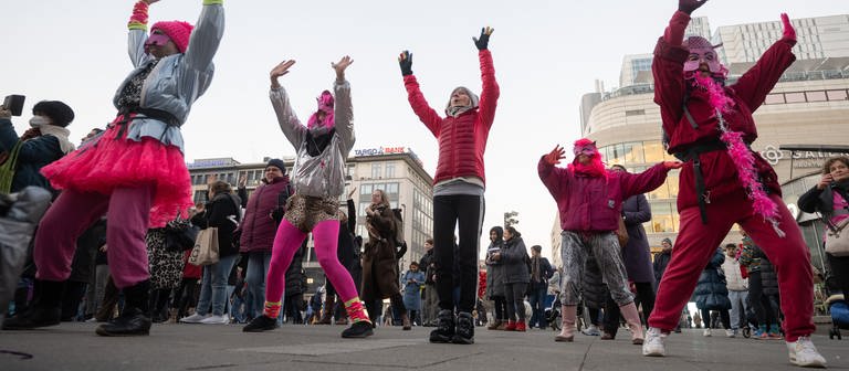 Teilnehmerinnen und Teilnehmer tanzen auf der Tanzdemonstration "One Billion Rising" auf der Hauptwache in Frankfurt.  (Foto: dpa Bildfunk, picture alliance/dpa | Sebastian Gollnow)