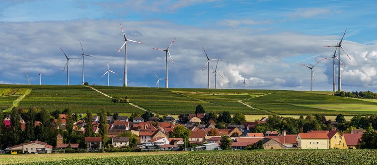 Eine Windpark steht oberhalb von Gau-Heppenheim. (Foto: dpa Bildfunk, picture alliance/dpa | Andreas Arnold)