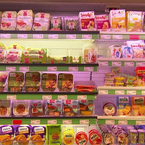 Fleischersatzprodukte im Supermarkt (Foto: SWR)