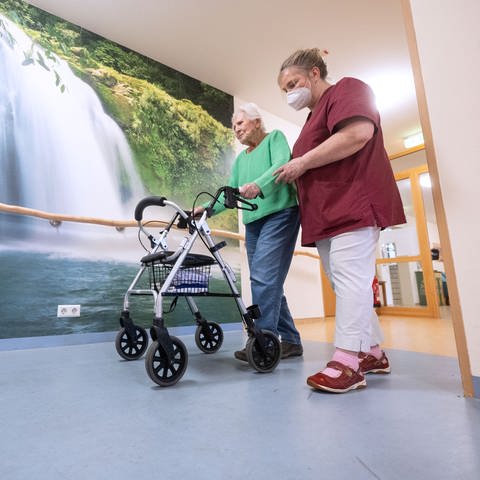 Corona bringt die Pflegeheime in Rheinland-Pfalz ans Limit. Das ist das Ergebnis des aktuellen Barmer-Pflegereports 2022, der am Freitag in Mainz vorgestellt worden ist. (Foto: dpa Bildfunk, Picture Alliance)