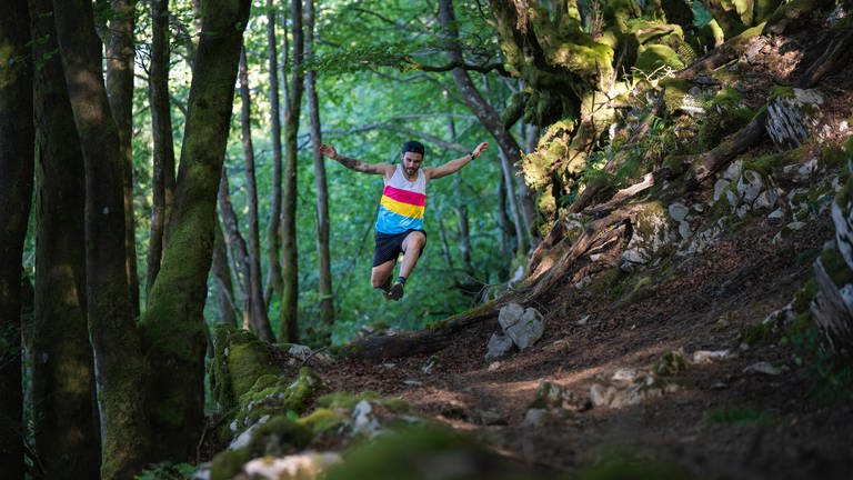 Trailrunning im Wald (Foto: IMAGO, IMAGO / Westend61)