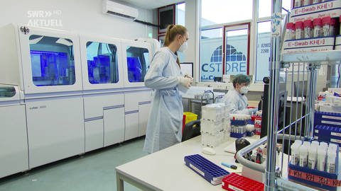 Arbeit in einem Labor (Foto: SWR)