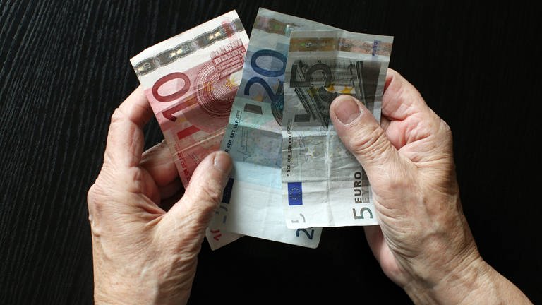 Hände einer alten Person halten Geldscheine (Foto: dpa Bildfunk, picture alliance / Sebastian Willnow/dpa-Zentralbild/dpa | Sebastian Willnow)
