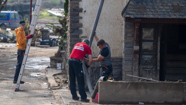 Dachdecker arbeiten an einem der Häuser, die im Ahrtal von der Flutkatastrophe beschädigt worden sind. (Foto: dpa Bildfunk, Picture Alliance)