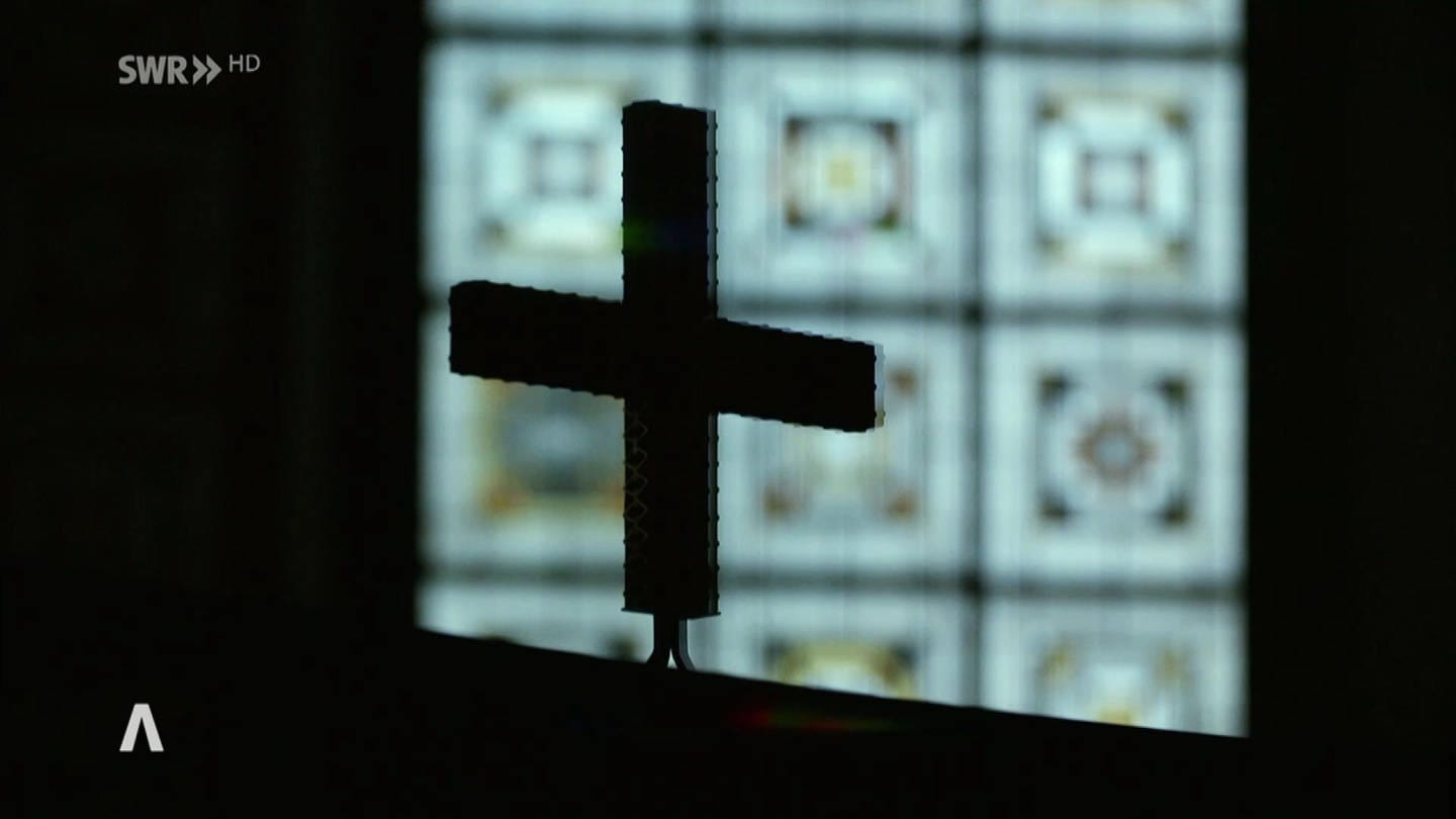 Kreuz im dunkeln (Foto: SWR)
