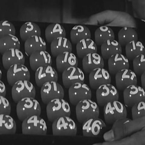 Schwarz-Weiß-Aufnahme: Lottokugeln (Foto: SWR)