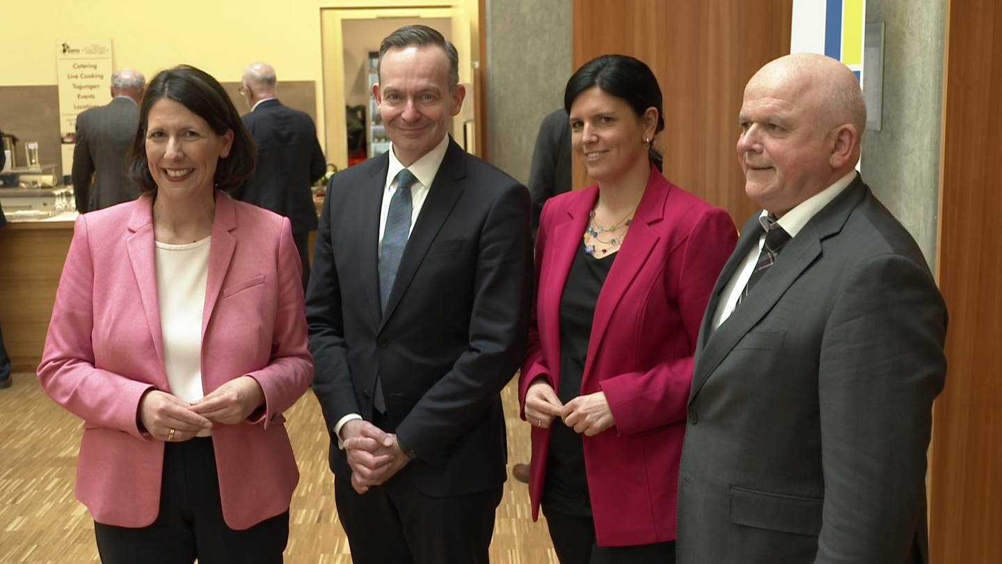 Der wiedergewählte FDP-Landesvorsitzende Volker Wissing mit seinen Stellvertreterinnen Daniela Schmitt (li) und Carina Konrad, sowie dem neu gewählten Schatzmeister Karl-Heinz Fellenzer. (Foto: SWR)