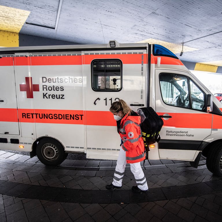 Notfallsanitäter auf dem Weg zu einer hilflosen Person.  (Foto: dpa Bildfunk, picture alliance/dpa | Boris Roessler)