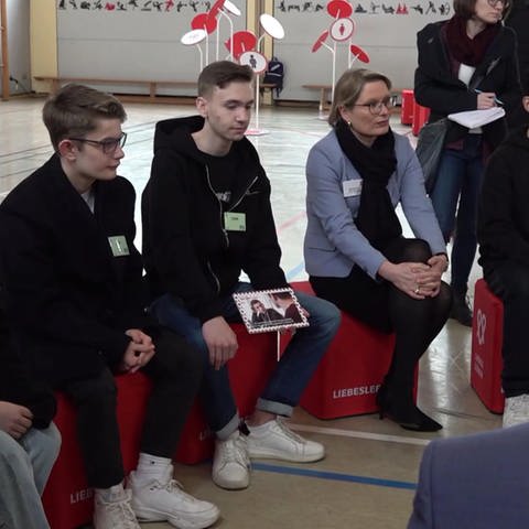 Bildungsministerin Stefanie Hubig mit Jugendlichen bei Vortrag (Foto: SWR)