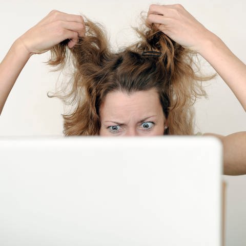 junge Frau sitzt am PC und rauft sich das Haar (Foto: dpa Bildfunk, picture alliance | Ruth Roeder / CHROMORANGE)