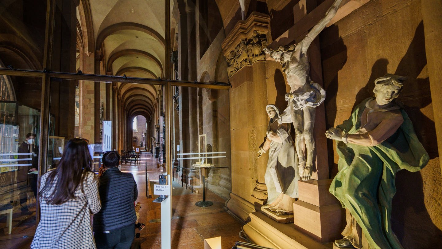 Gläubige gehen zum Gottesdienst in den Mainzer Dom. (Foto: dpa Bildfunk, picture alliance/dpa | Andreas Arnold)