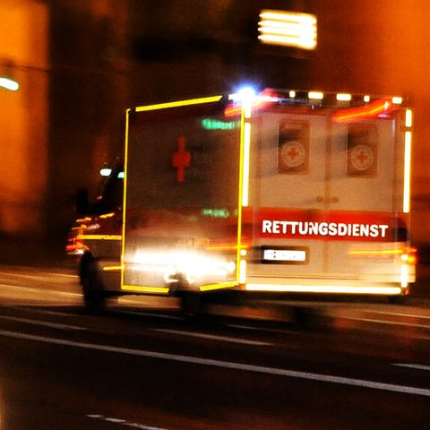 Ein Rettungswagen fährt über eine Straße. In Rheinland-Pfalz und Deutschland gibt es immer weniger Notärzte und Notärztinnen. Deshalb streichen viele Standorte Dienste. Die Anfahrt bei Notfällen wird dadurch länger. (Foto: dpa Bildfunk, picture alliance / dpa | Nicolas Armer)