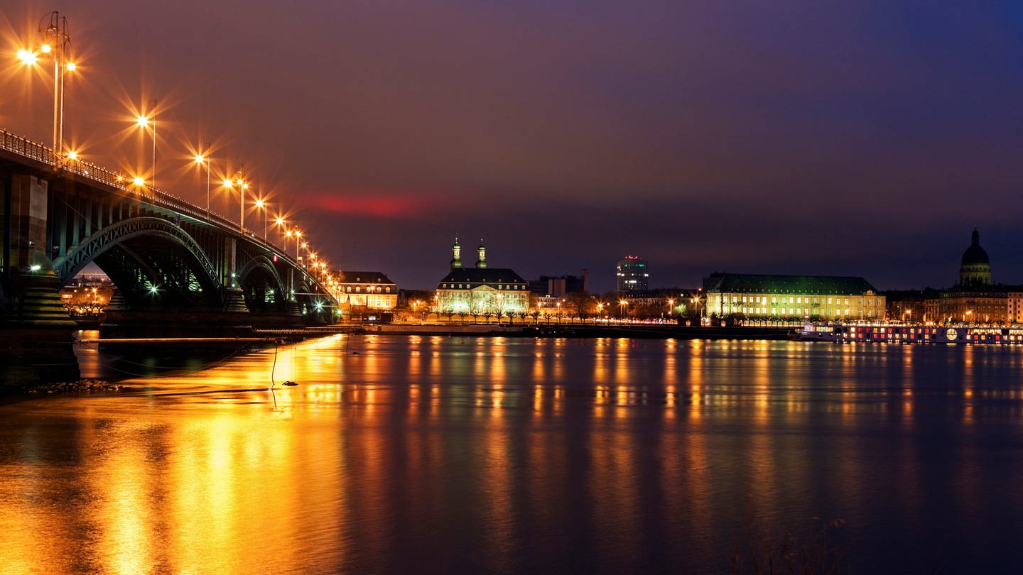 Die Skyline von Mainz leuchtet in der Dunkelheit (Foto: picture-alliance / Reportdienste, Picture Alliance)