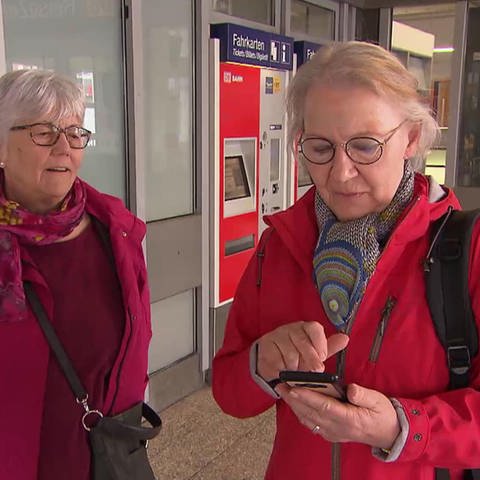 Zwei Damen mit Smartphone am Bahnhof (Foto: SWR)