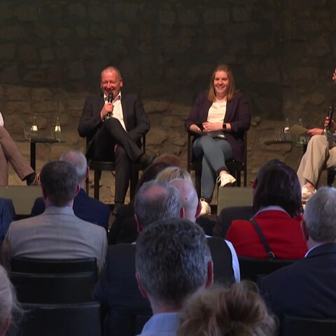 Auf dem Hambacher Schloss diskutierten Betroffene und Vertreter der Landesregierung über die zunehmenden Anfeindungen gegenüber Kommunalpolitikern. (Foto: SWR)