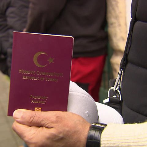 Türkischer Ausweis (Foto: SWR)