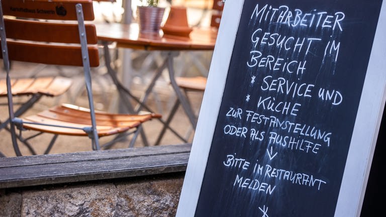 Auf einer Tafel vor einem Restaurant wird nach Mitarbeitern für den Service- und Küchenbereich gesucht.  (Foto: dpa Bildfunk, picture alliance/dpa/dpa-Zentralbild | Jens Büttner)