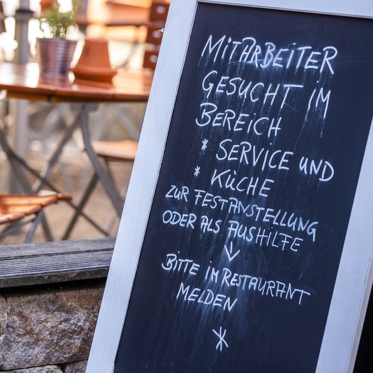 Auf einer Tafel vor einem Restaurant wird nach Mitarbeitern für den Service- und Küchenbereich gesucht.  (Foto: dpa Bildfunk, picture alliance/dpa/dpa-Zentralbild | Jens Büttner)