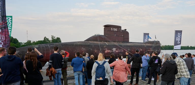 Das U-Boot auf dem Weg nach Speyer und Sinsheim in Mainz auf dem Rhein (Foto: dpa Bildfunk, Picture Alliance)