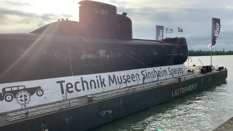 U-Boot-Transport vor Abfahrt am Zollhafen Mainz (Foto: SWR)