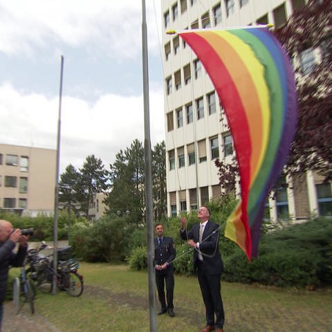 Innenminister Ebling hisst die Queere Flagge (Foto: SWR, SWR)