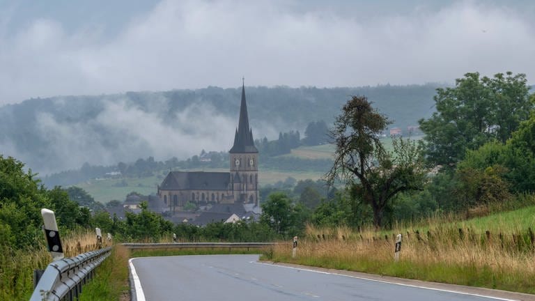 Regenwolken über Welschbillig in der Eifel (Archivbild) (Foto: dpa Bildfunk, picture alliance/dpa | Harald Tittel)