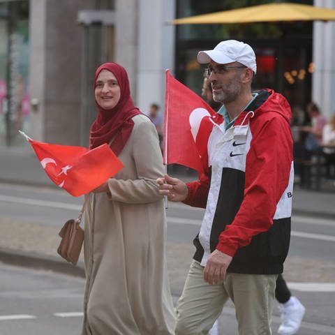 Nach dem Wahlsieg des türkischen Präsidenten Recep Tayyip Erdogan haben seine Anhänger in Rheinland-Pfalz gefeiert. Über Ausschreitungen ist nichts bekannt. (Foto: picture-alliance / Reportdienste, picture alliance / AA | Kadir Ilboga)